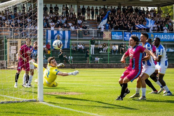 La face cachée des billets de football : expédition, frais cachés et plus